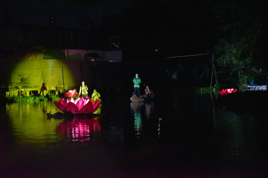 Câu hò Đồng Tháp được cất lên từ những người dân lao động qua show diễn thực cảnh.