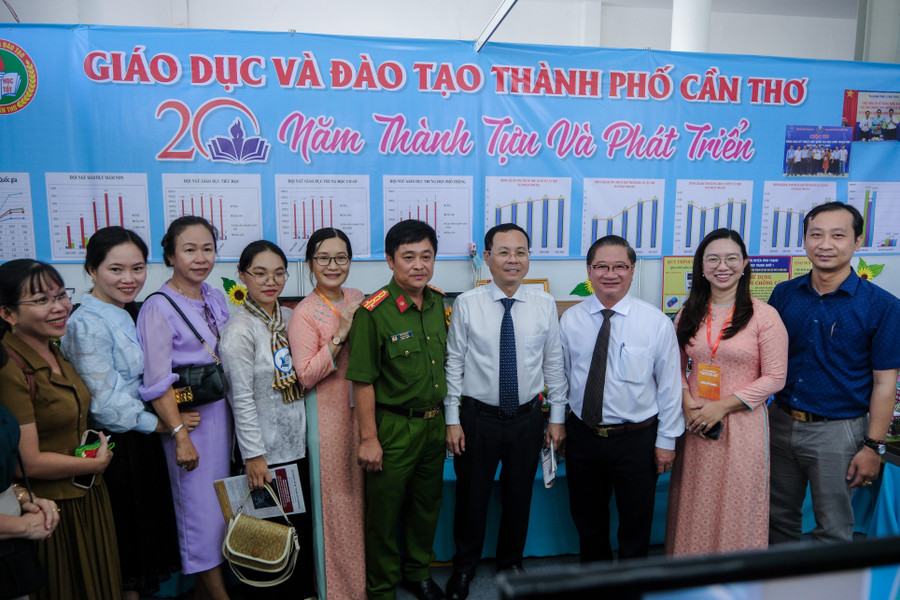 Lãnh đạo thành Uỷ, UBND thành phố cùng đại biểu tham quan gian hàng. Lãnh đạo thành Uỷ, UBND thành phố cùng đại biểu tham quan gian hàng.