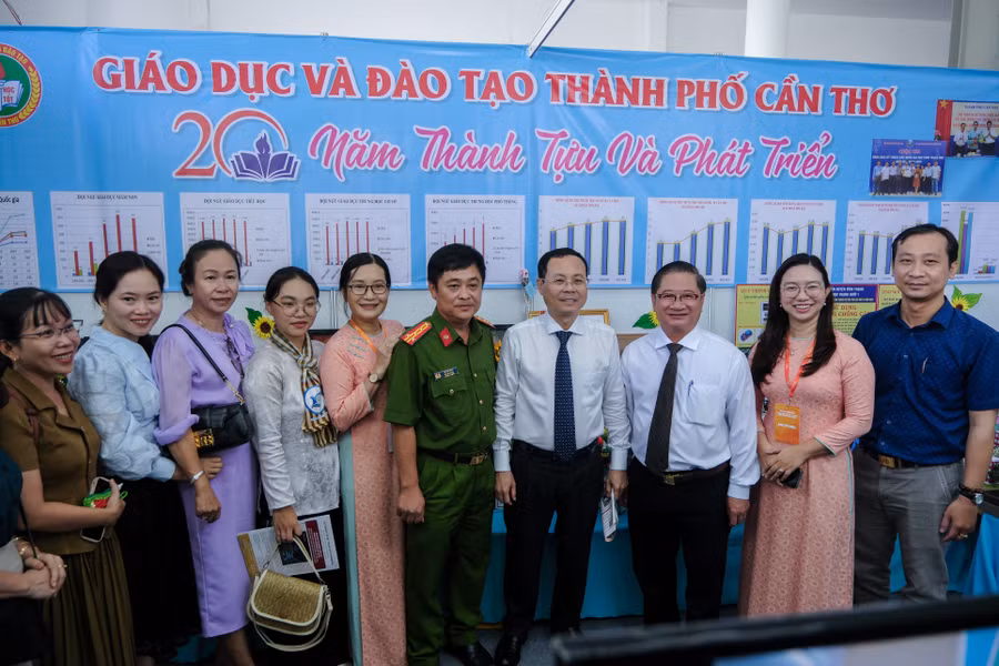 Lãnh đạo thành Uỷ, UBND thành phố cùng đại biểu tham quan gian hàng.