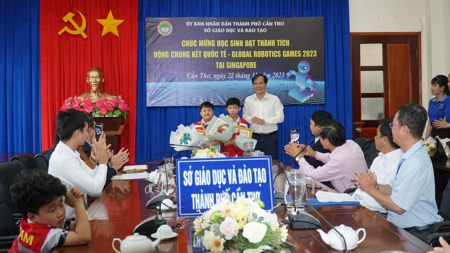 Ông Nguyễn Phúc Tăng, Phó Giám đốc Sở GD&amp;ĐT tặng hoa và giấy khen cho học sinh đạt giải.