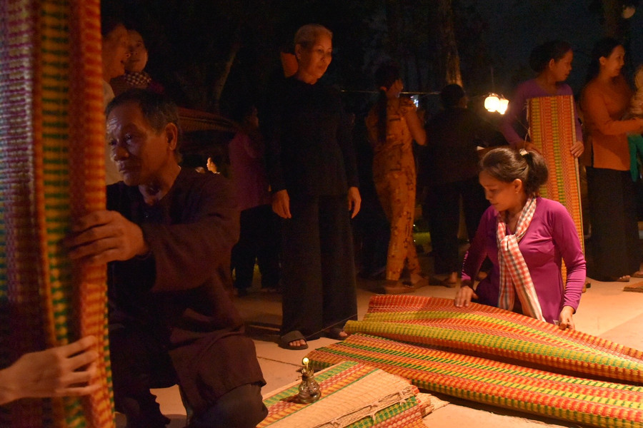 Khung cảnh mua bán tại &quot;chợ ma&quot; qua show diễn thực cảnh tái hiện.