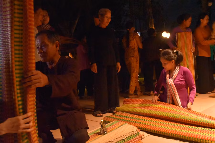 Khung cảnh mua bán tại "chợ ma" qua show diễn thực cảnh tái hiện.