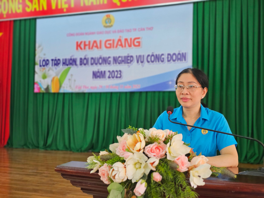 Bà Lý Hồng Ngọc, Chủ tịch công đoàn ngành GD&ĐT TP Cần Thơ phát biểu khai mạc lớp tập huấn. Bà Lý Hồng Ngọc, Chủ tịch công đoàn ngành GD&ĐT TP Cần Thơ phát biểu khai mạc lớp tập huấn.