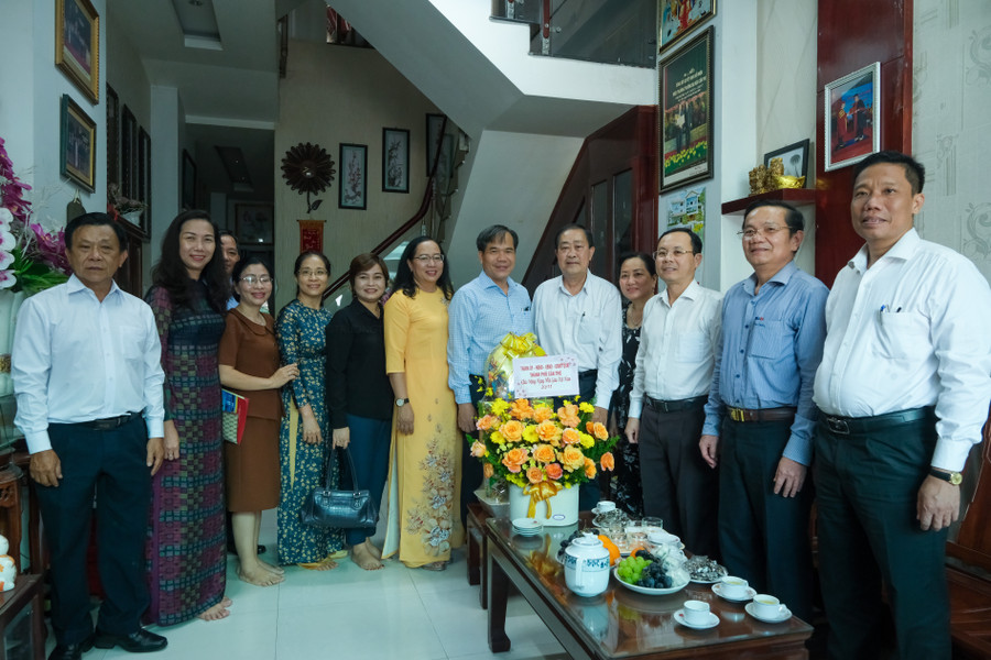 Bí thư Thành uỷ Cần Thơ cùng đoàn đến nhà riêng thăm hỏi, chúc mừng các nhà giáo, cán bộ quản lý giáo dục đã về hưu.