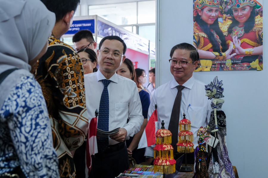 Lãnh đạo thành Uỷ, UBND thành phố cùng đại biểu tham quan gian hàng. Lãnh đạo thành Uỷ, UBND thành phố cùng đại biểu tham quan gian hàng.