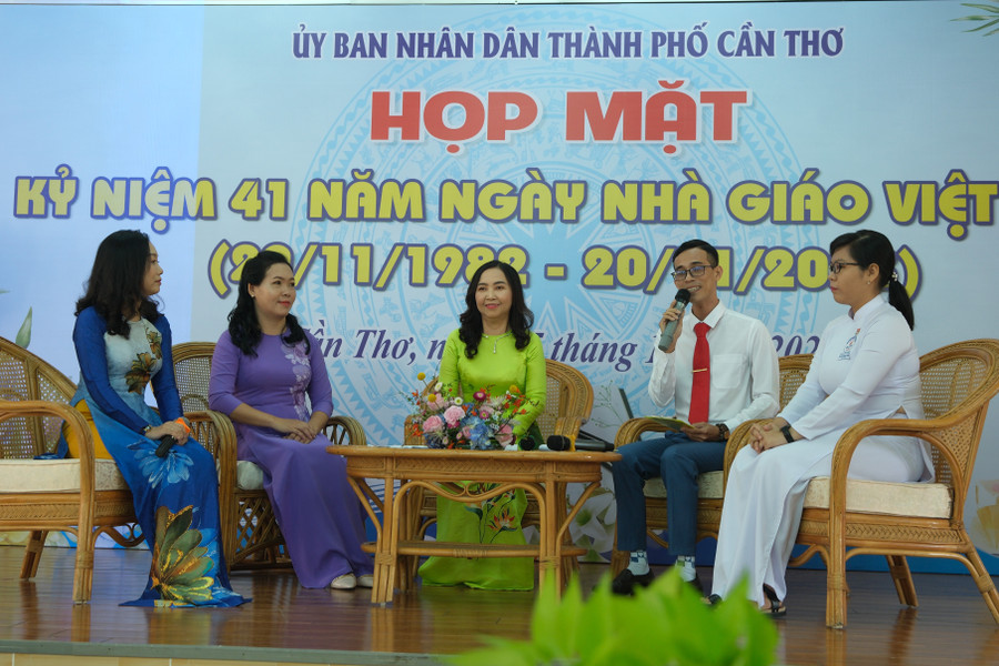 Thầy cô và học sinh cùng chia sẻ những câu chuyện, cảm nghĩ rất thật, rất đời về nghề giáo của các nhà giáo và học sinh tại buổi họp mặt.
