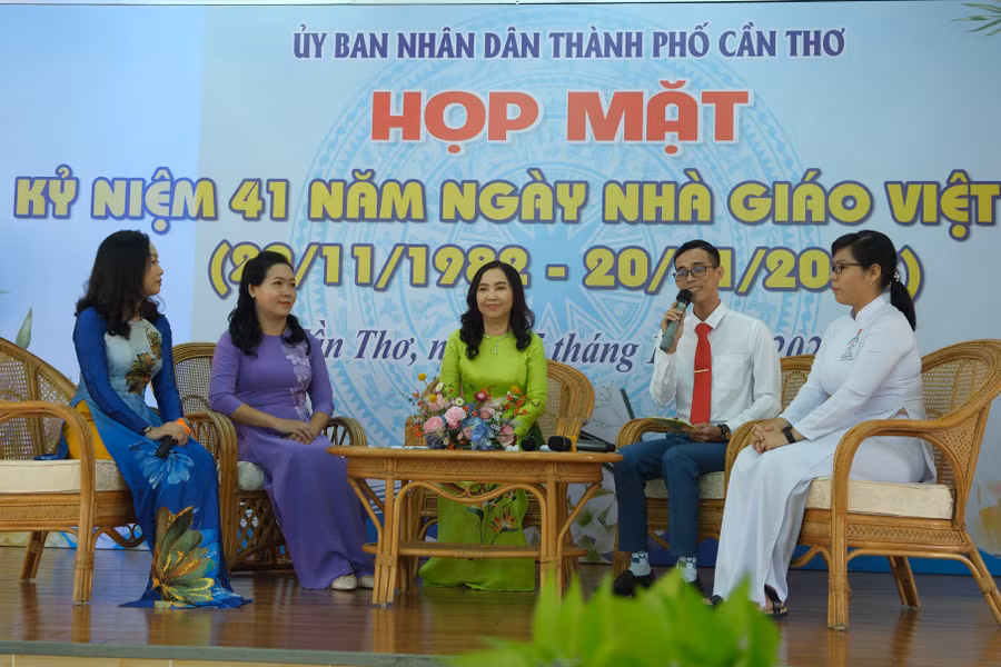 Thầy cô và học sinh cùng chia sẻ những câu chuyện, cảm nghĩ rất thật, rất đời về nghề giáo của các nhà giáo và học sinh tại buổi họp mặt.