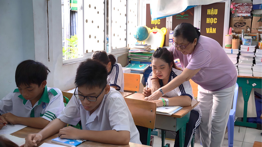 Dù khó khăn nhưng các em vẫn miệt mài với từng con chữ Dù khó khăn nhưng các em vẫn miệt mài với từng con chữ
