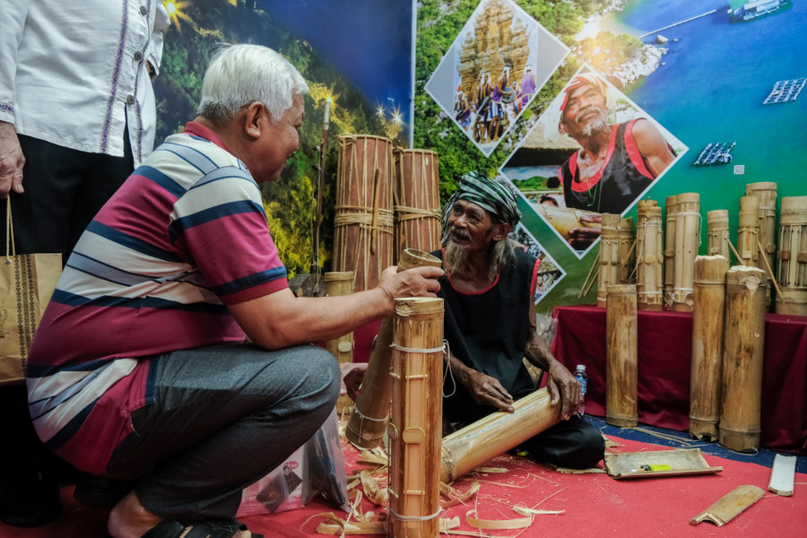 Một số hoạt động biểu diễn của nghệ nhân tại gian hàng. Một số hoạt động biểu diễn của nghệ nhân tại gian hàng.