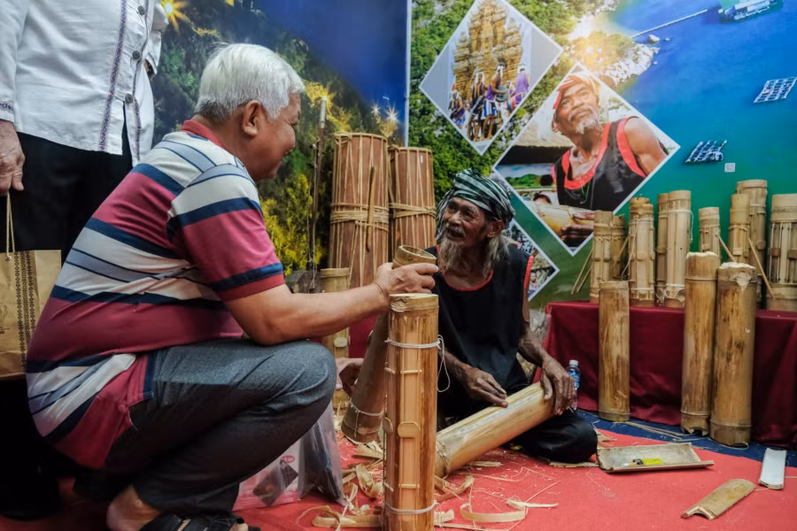 Một số hoạt động biểu diễn của nghệ nhân tại gian hàng.