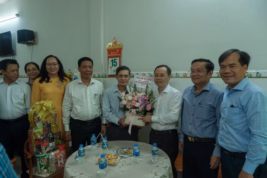 Bí thư Thành uỷ Cần Thơ cùng đoàn đến nhà riêng thăm hỏi, chúc mừng các nhà giáo, cán bộ quản lý giáo dục đã về hưu.