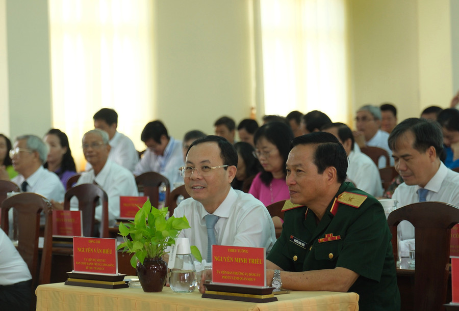 Đại biểu tham dự tại buổi lễ.