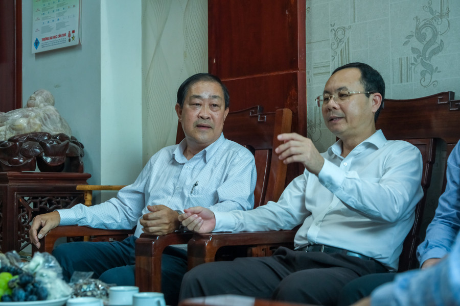 GS.TS Hà Thanh Toàn cùng Bí thư Thành ủy Cần Thơ trao đổi công tác phối hợp giữa Trường ĐH Cần Thơ và thành phố trong thời gian qua.