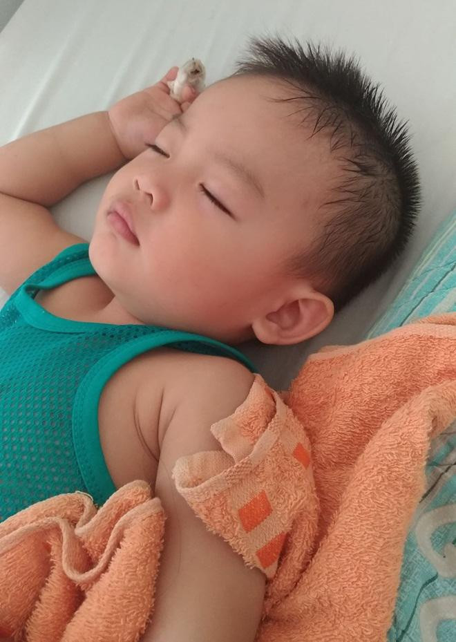 1 phút không để ý, mẹ Đồng Nai hoảng hồn thấy tay con sắp đứt lìa ảnh 3 1 phut khong de y, me dong nai hoang hon khi thay tay con sap dut lia - 3