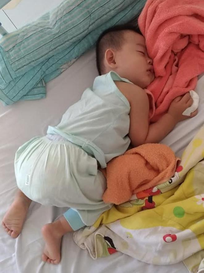 1 phút không để ý, mẹ Đồng Nai hoảng hồn thấy tay con sắp đứt lìa ảnh 4 1 phut khong de y, me dong nai hoang hon khi thay tay con sap dut lia - 4