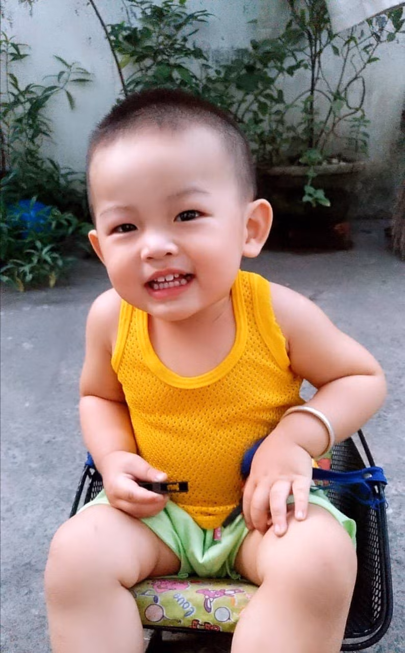 1 phut khong de y, me dong nai hoang hon khi thay tay con sap dut lia - 1