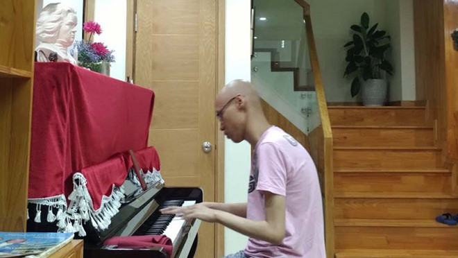 Những trang viết khao khát sống trên giường bệnh của chàng trai 25 tuổi ung thư ảnh 1 Nguyễn Xuân Minh say mê bên piano, ngay cả khi đã bị bệnh /// Ảnh gia đình cung cấp