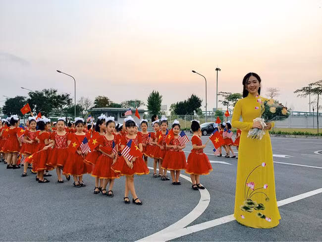 Cuộc lột xác ngoạn mục từ 83kg thành hot girl của cô gái từng ra sân bay tặng hoa cho Tổng thống Trump - Ảnh 1.