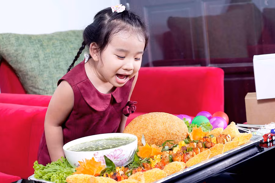 ba bau, tre nho du them toi may cung nen can trong khi an nhung thuc pham nay dip tet - 2