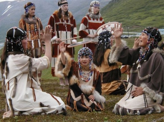 Phong tục kỳ quặc: Lấy vợ đãi khách ảnh 2 kamchatka-noi-chu-nha-mang-vo-dep-ra-moi-khach-bb-baaacNXeEo