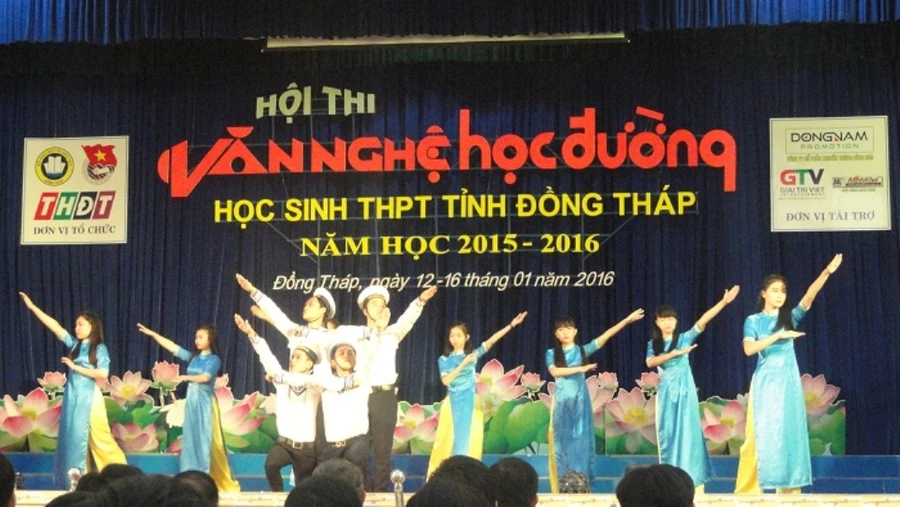 Các đội diễn tiết mục tại Hội thi Văn nghệ học đường năm học 2015 - 2016. Ảnh: M. Mẫn