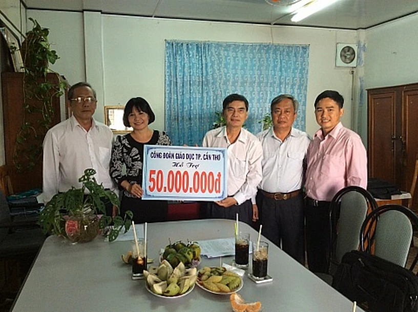 Công đoàn Giáo dục TP Cần Thơ hỗ trợ giáo viên, học sinh vùng khó tỉnh Cà Mau. Ảnh: V. Hiên
