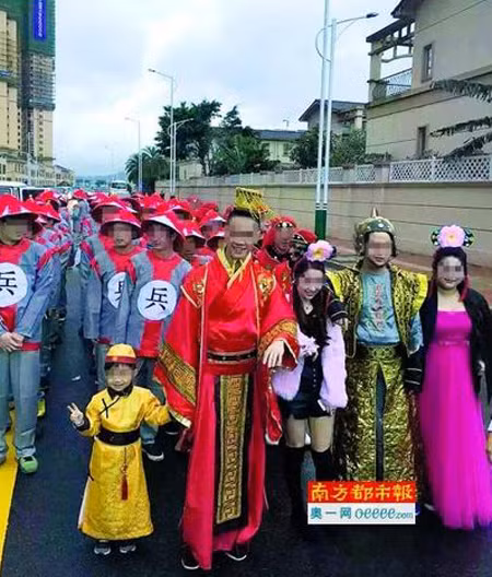 Tại đám cưới, chú rể ăn mặc giống như vua chúa nhà Tần, trong khi một số khách mời là nam giới thì xuất hiện trong những bộ đồng phục của quân lính dựa trên mẫu thiết kế từ thời nhà Thanh. Tại đám cưới, chú rể ăn mặc giống như vua chúa nhà Tần, trong khi một số khách mời là nam giới thì xuất hiện trong những bộ đồng phục của quân lính dựa trên mẫu thiết kế từ thời nhà Thanh.