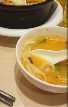 Chủ nhà hàng trả lời “bá đạo” khi khách tố có gián trong đồ ăn ảnh 1 Chủ nhà hàng trả lời “bá đạo” khi khách tố có gián trong đồ ăn ảnh 1