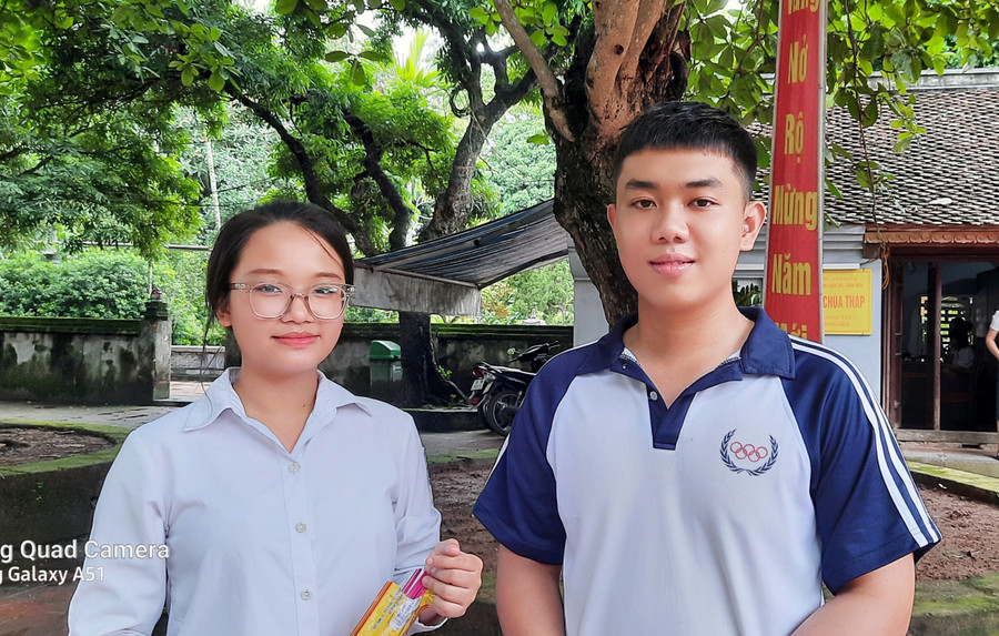 Các thí sinh đi lễ Đền Trần với tấm lòng thành kính trước các bậc tiền nhân có công với đất nước. Các thí sinh đi lễ Đền Trần với tấm lòng thành kính trước các bậc tiền nhân có công với đất nước.