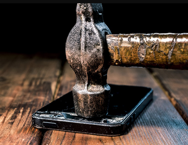 Lý do tỷ phú Elon Musk thường xuyên tự tay đập vỡ điện thoại của mình - 2 Lý do tỷ phú Elon Musk thường xuyên tự tay đập vỡ điện thoại của mình-2