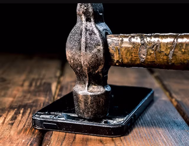 Lý do tỷ phú Elon Musk thường xuyên tự tay đập vỡ điện thoại của mình - 2 Lý do tỷ phú Elon Musk thường xuyên tự tay đập vỡ điện thoại của mình-2