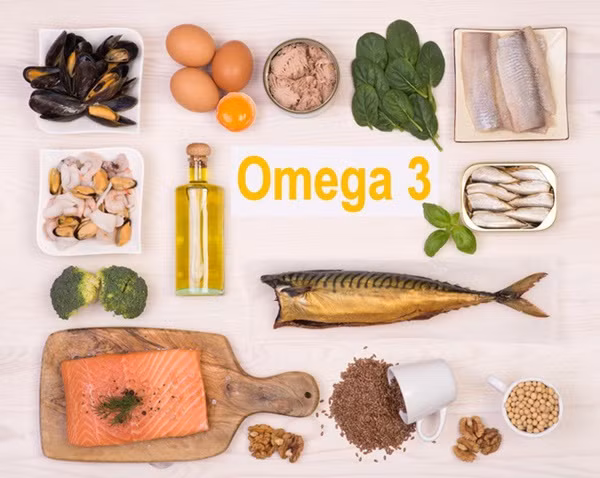 Có một số loại thực phẩm giàu axit béo Omega 3 và phổ biến nhất là các loại hải sản như: Cá hồi, cá ngừ, cá mòi...