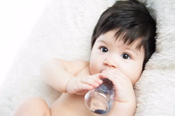 Người lớn cần uống 8 ly nước mỗi ngày, còn trẻ em thì sao?