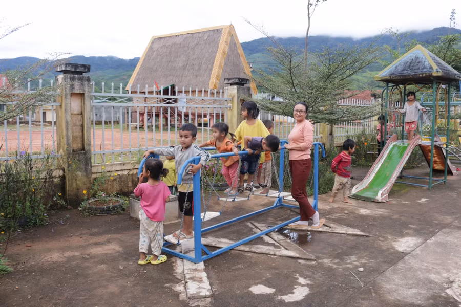 Cô giáo Nguyễn Thị Thơm cùng các em học sinh Trường Mầm non Đăk Nớ, Xã Đăk Pét, Huyện Đăk Glei – Tỉnh Kon Tum.