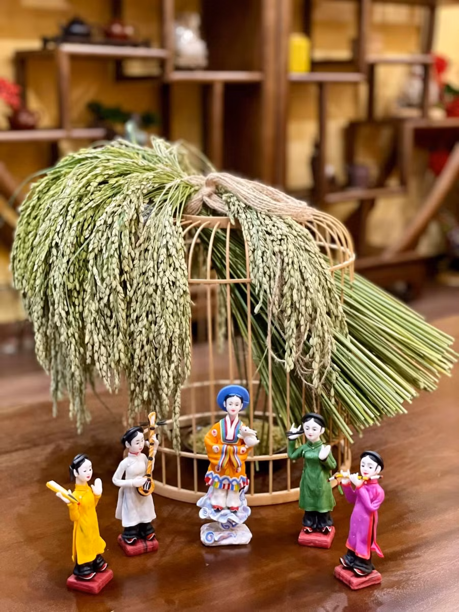 Cốm thơm hương lúa nếp, chị Hằng bồng Thỏ Ngọc bên 4 cô Tố nữ.