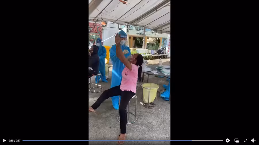 Clip: Biểu cảm "khó đỡ" của người phụ nữ khi được test Covid-19 