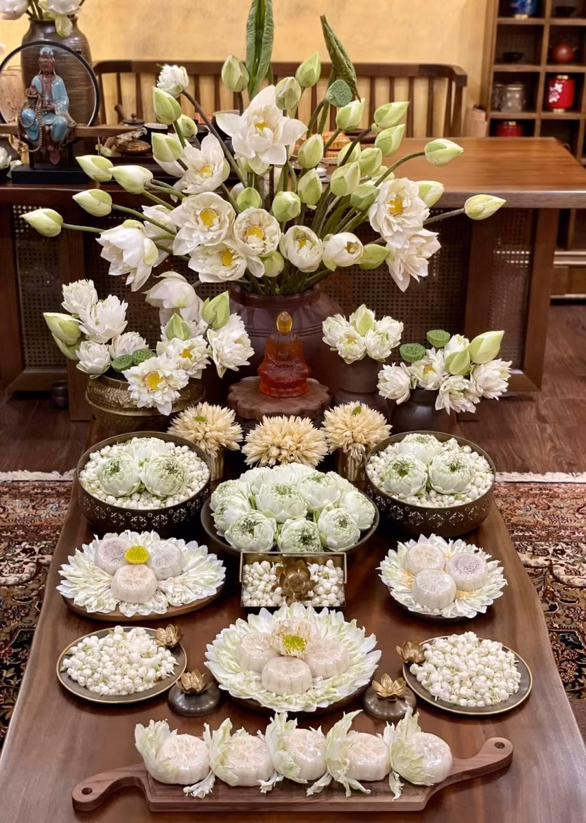 Mâm hoa (hoa sen, hoa nhài, ngọc lan), bánh dâng cúng Phật ngày rằm tháng Tám trắng đẹp thuần khiết…