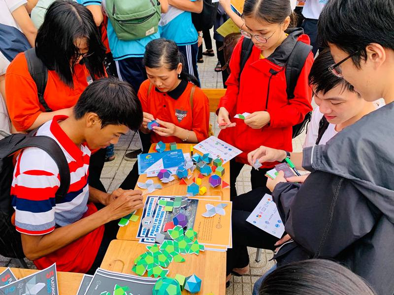 Các em học sinh đang thực hiện một trò chơi với Toán tại không gian triển lãm Các em học sinh đang thực hiện một trò chơi với Toán tại không gian triển lãm