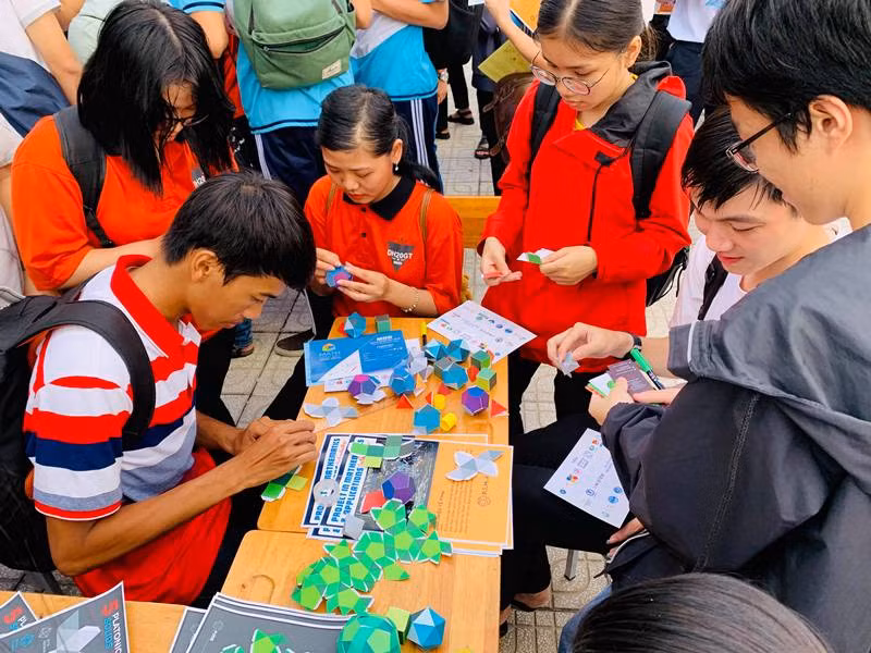 Các em học sinh đang thực hiện một trò chơi với Toán tại không gian triển lãm