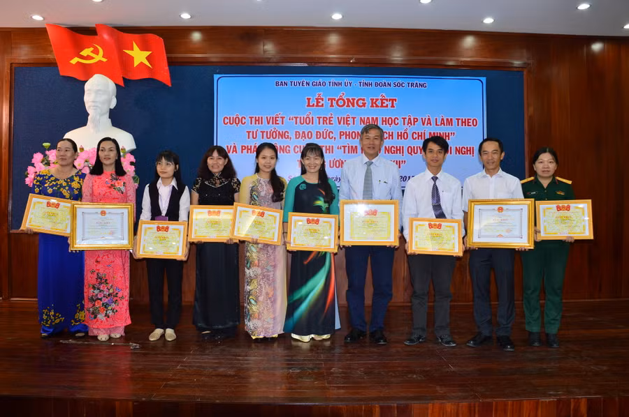 Các giáo viên đạt giải