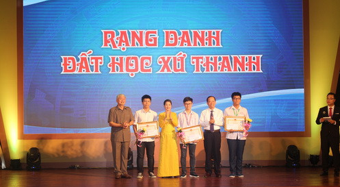 Lãnh đạo UBND tỉnh Thanh Hóa, Sở Giáo dục và đào tạo, Hội khuyến học tỉnh trao Bằng khen cho 3 học sinh đạt huy chương tại kỳ thi Olympic quốc tế và Châu Á – Thái Bình Dương. Ảnh: Nguyễn Quỳnh