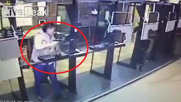 Gí súng vào ngực bắn không chết, người bên cạnh lãnh đạn hình ảnh 1 gi sung vao nguc ban khong chet, nguoi ben canh lanh dan hinh anh 1