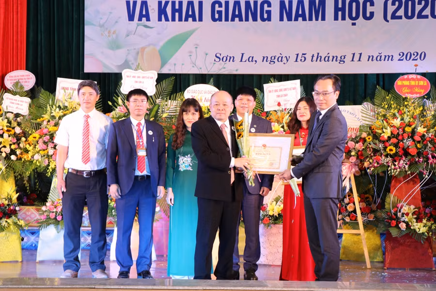 Bộ GD&ĐT trao Bằng khen cho trường Đại học Tây Bắc