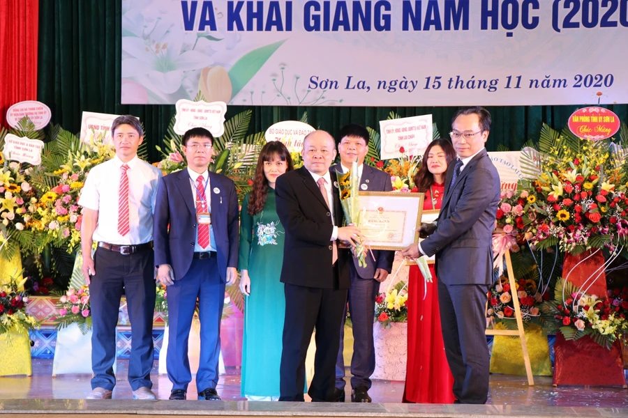 Bộ GD&ĐT trao Bằng khen cho trường Đại học Tây Bắc