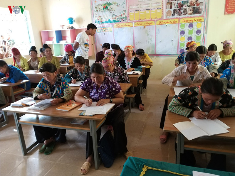 anh: gian nan mang con chu cho phu nu bien gioi sop cop hinh 8