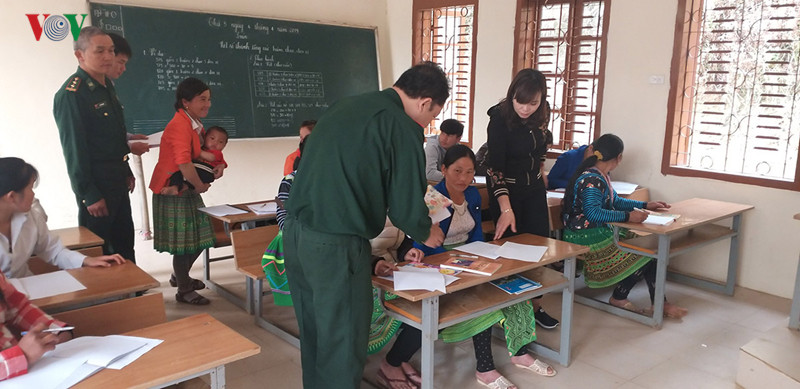 anh: gian nan mang con chu cho phu nu bien gioi sop cop hinh 7