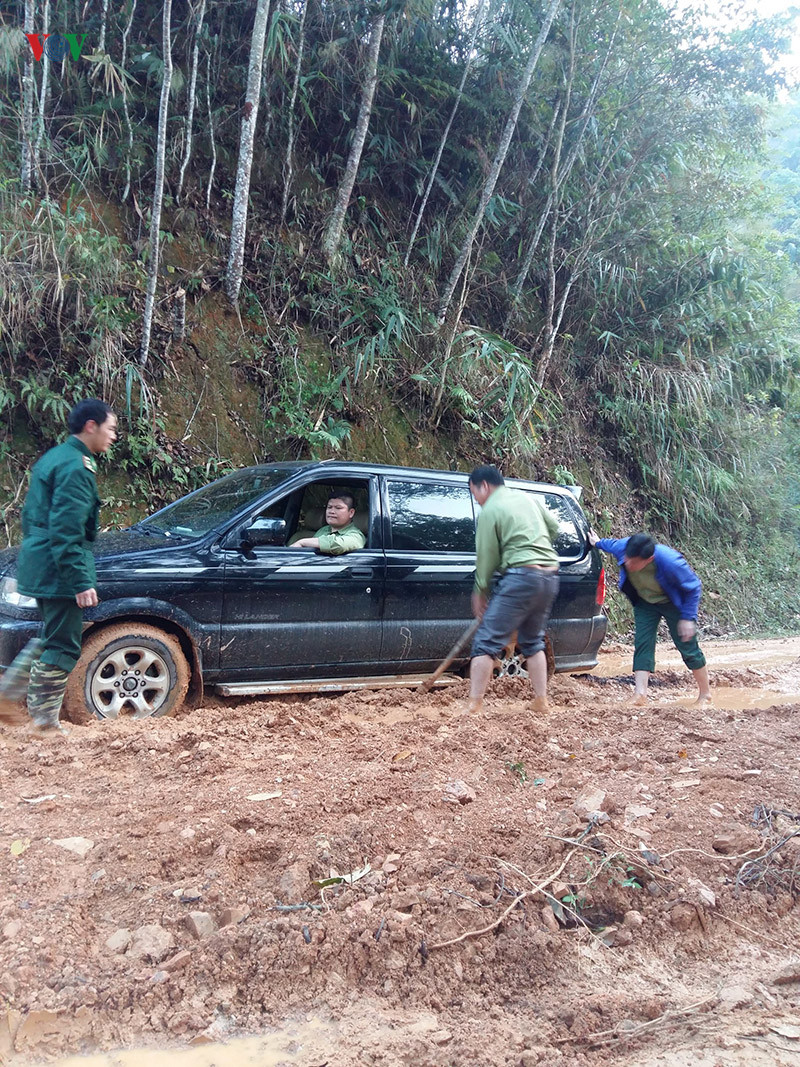 anh: gian nan mang con chu cho phu nu bien gioi sop cop hinh 2