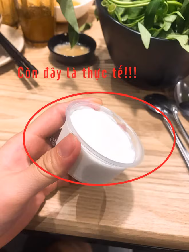 Mắc lừa khi đi ăn... kem dừa ở Hà Nội ảnh 2 Xem 2 hình ảnh này, chắc không ai có thể tin nổi cốc kem dừa thực tế kia chính là món trong ảnh minh hoạ ở menu (Ảnh: Trang Trần).