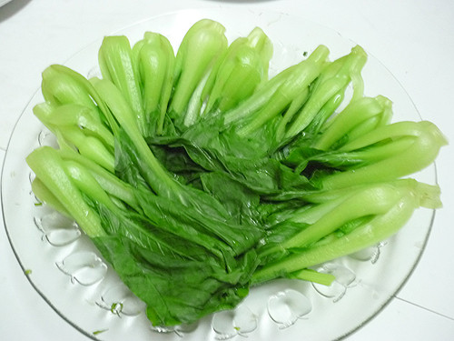 Bỏ vài giọt này vào luộc, rau ngon ngọt xanh mướt đẹp mắt ảnh 1 Luộc rau cho vài giọt dầu ăn rau xanh mướt mềm ngọt