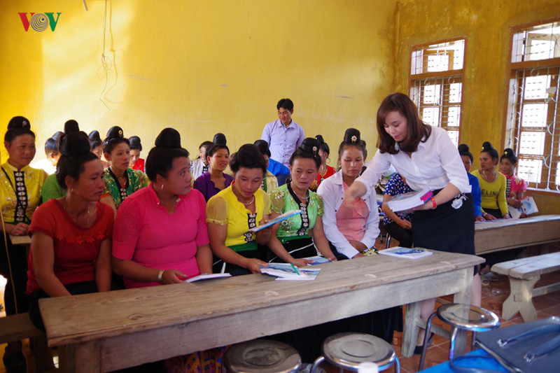 anh: gian nan mang con chu cho phu nu bien gioi sop cop hinh 9